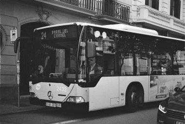 Gri ölçekli bir Mercedes Benz Citaro otobüsü Barselona-İspanya sokaklarından geçiyordu.