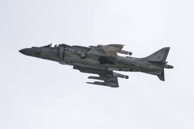 McDonnell Douglas 'ın düşük açılı görüntüsü (şimdi Boeing) AV-8B Harrier II havada