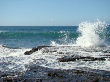 İspanya, Tenerife 'deki büyük kayalara çarpan güçlü dalgaların manzarası