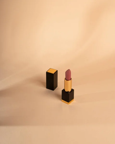 Plano Vertical Lápiz Labial Rosa Aislado Sobre Fondo Brillante — Foto de Stock