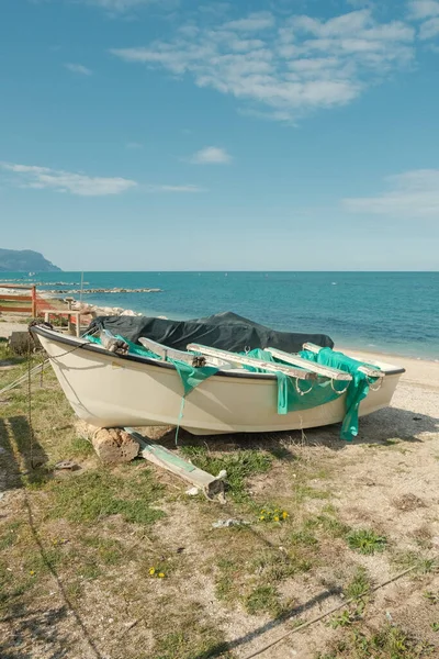 Colpo Verticale Una Piccola Barca Bianca Sulla Spiaggia Con Acqua — Foto Stock