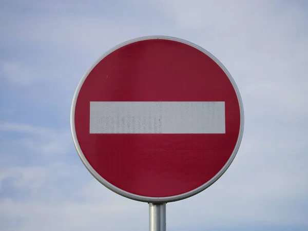 曇った青い空に対するエントリーサインの閉鎖 — ストック写真