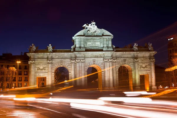 スペインの首都マドリードの夜の有名なプエルタ アルカラ — ストック写真