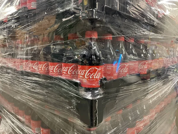 Augusta Usa Palete Coca Embrulhada Plástico Uma Loja Varejo — Fotografia de Stock