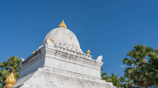 Mavi Gökyüzünün Altındaki Güzel Bir Tapınak Manzarası — Stok fotoğraf