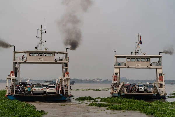 Los Ferries Tonle Sap Mekong Junction Frente Kandal Atardecer Polvoriento — Foto de Stock