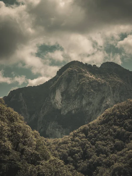 Una Hermosa Vista Del Paisaje Bosque Denso Verde Pico Montaña —  Fotos de Stock