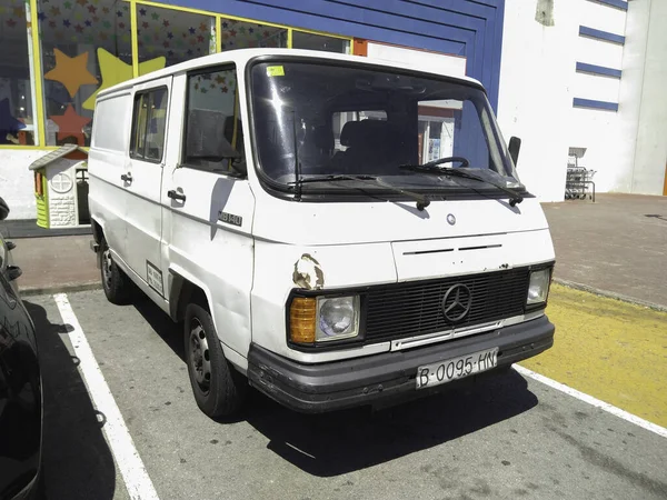 Vieja Furgoneta Blanca Aparcada Calle Clásico Mercedes Benz Mb140 — Foto de Stock