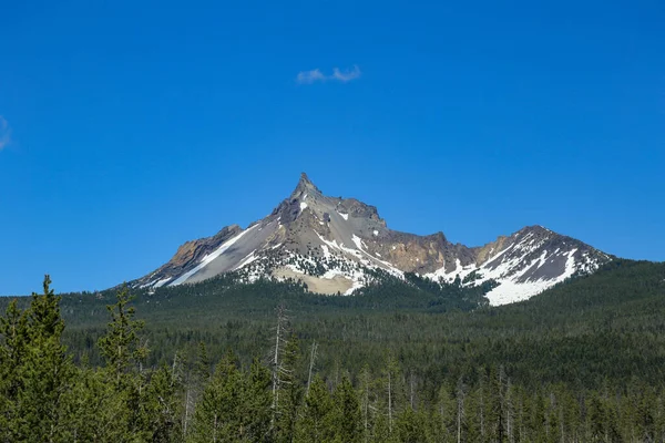 Una Pintoresca Vista Del Monte Thielsen Oregon Sobre Fondo Azul — Foto de Stock