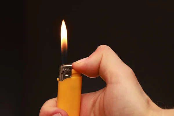 Primer Plano Una Mano Sosteniendo Encendedor Cigarrillos Llamas Sobre Fondo —  Fotos de Stock