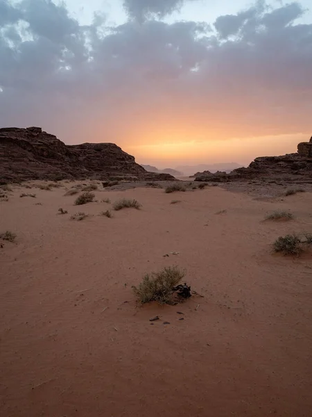 ヨルダンのサンセットでのWadi Rum砂漠の景色 — ストック写真