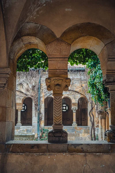 Tarihi Manastırın Güzel Sütunları — Stok fotoğraf
