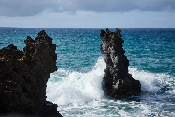 Una Vista Panorámica Del Océano Golpeando Rocas Vistas Desde Las —  Fotos de Stock