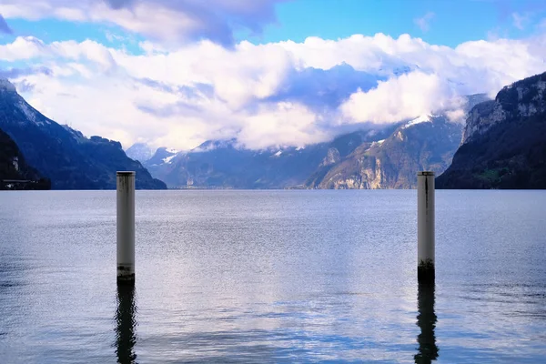 Lucerne Gölü Yüksek Dağlar Bulutlu Gündoğumunda — Stok fotoğraf