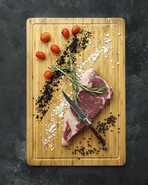 Vista Verticale Dall Alto Pezzo Carne Con Ingredienti Tagliere — Foto Stock