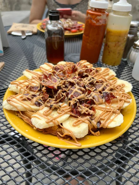 おいしいベーコン ピーナッツバター バナナ セイリータメキシコの金属格子テーブルストリートサイドのワッフル朝食 ストリートフード — ストック写真