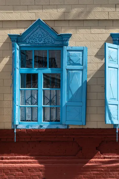 Tiro Vertical Uma Antiga Janela Azul Madeira Com Persianas — Fotografia de Stock
