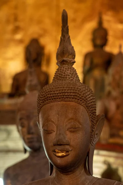 Ένα Κοντινό Πλάνο Αγαλμάτων Του Βούδα Ένα Ναό — Φωτογραφία Αρχείου