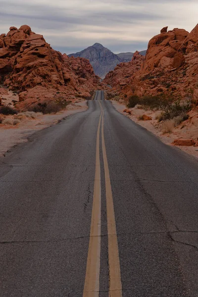 Plano Vertical Una Carretera Asfaltada Doble Línea Amarilla Sólida Través — Foto de Stock