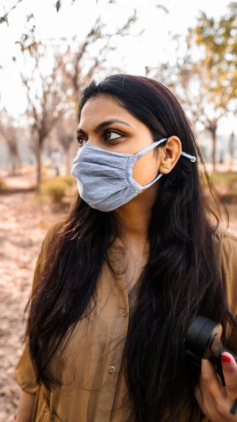 Vertical Portrait Young Woman Wearing Medical Mask — Stock Photo, Image