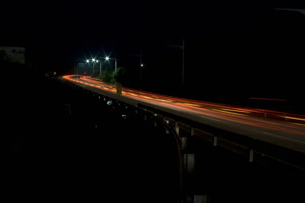 Uma Vista Noturna Uma Ponte Movimentada Com Luz Exposição Longa — Fotografia de Stock