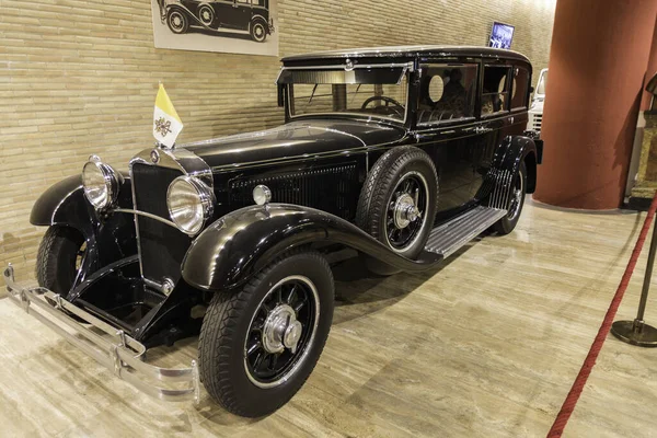 Zdjęcie Starego Historycznego Czarnego Samochodu Zaparkowanego Muzeum Krytym Mercedes Benz — Zdjęcie stockowe