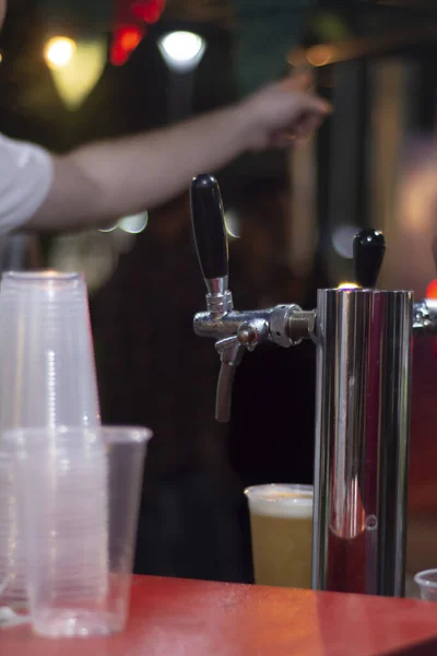 Enfoque Selectivo Grifo Cerveza Bar Con Copas Plástico — Foto de Stock