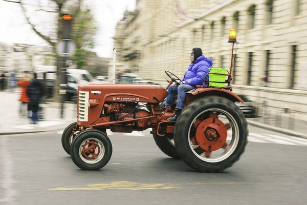Egy Öreg Ember Aki Egy Piros Traktoron Lovagol Városban Klasszikus — Stock Fotó