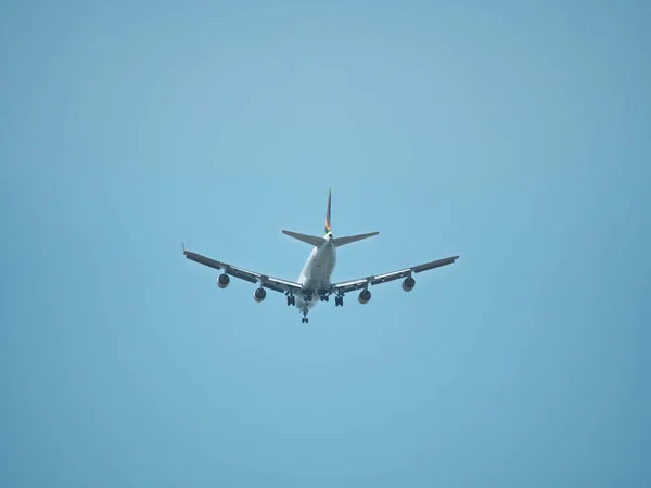 Rückansicht Eines Flugzeugs Bei Blauem Himmel Sonnigen Nachmittagen Verkehrsflugzeug Fliegt — Stockfoto