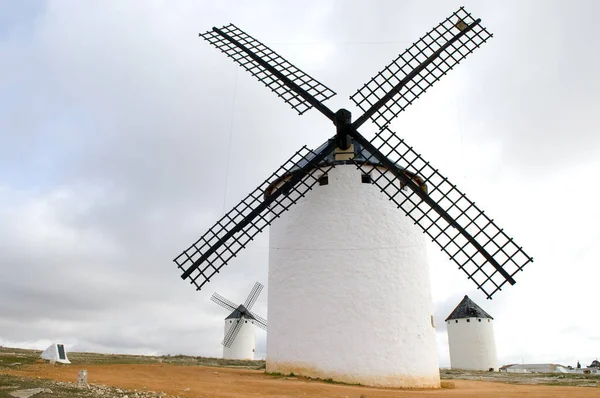 背景には巨大なスペインの風車やその他の風車のクローズアップ — ストック写真