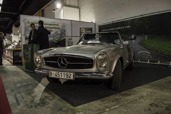 Niski Kąt Ujęcia Mercedes Benz W113 Klasyczny Luksusowy Samochód Wystawiony — Zdjęcie stockowe