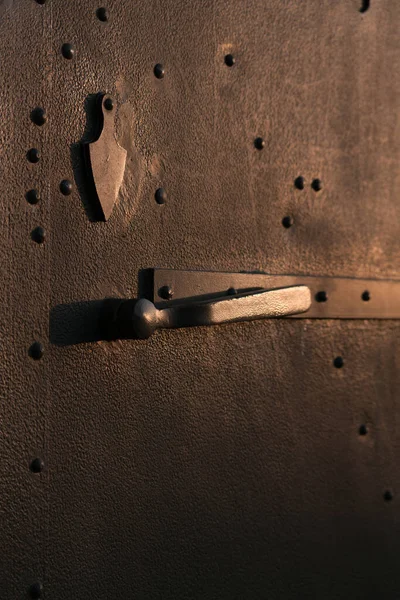 Old Metal Door Iron Big Handle Located Middleage Stronghold Drowned — Stock Photo, Image
