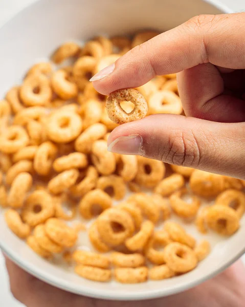 Vertikal Bild Kvinnas Hand Fångar Frukostflingor — Stockfoto