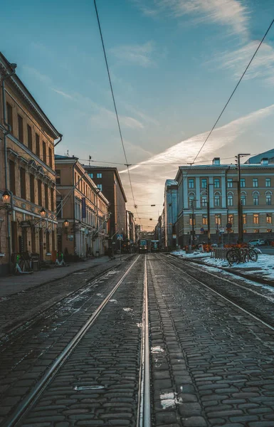 Öğle Vakti Şehir Binası Olan Bir Caddenin Dikey Görüntüsü Helsinki — Stok fotoğraf