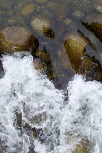 Gün Boyunca Bir Dağ Nehrinde Akan Suyun Dikey Görüntüsü — Stok fotoğraf