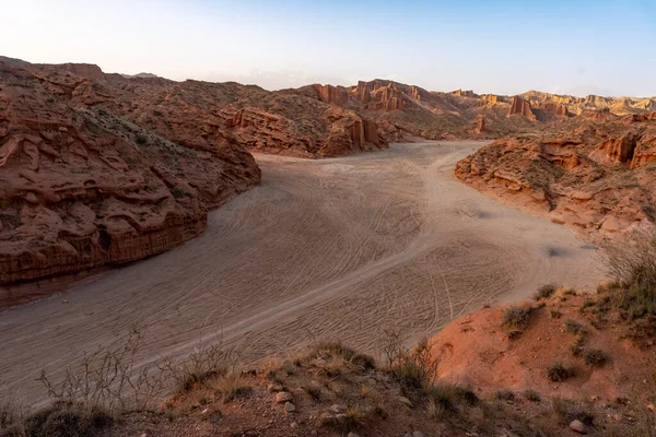 Una Stretta Strada Sabbia Deserto Roccioso Sotto Cielo Limpido Senza — Foto Stock
