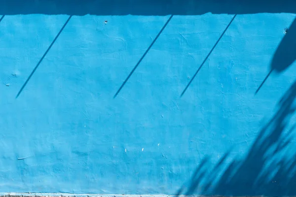 影のある青い壁 — ストック写真