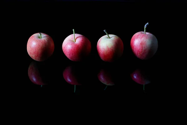 Primer Plano Manzanas Rojas Sobre Fondo Negro —  Fotos de Stock