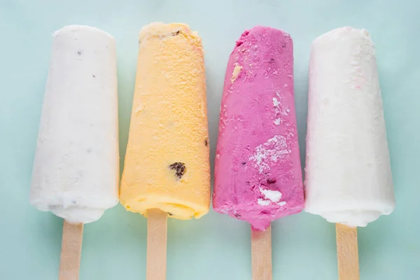 Eine Nahaufnahme Von Buntem Eis Auf Blauem Hintergrund — Stockfoto