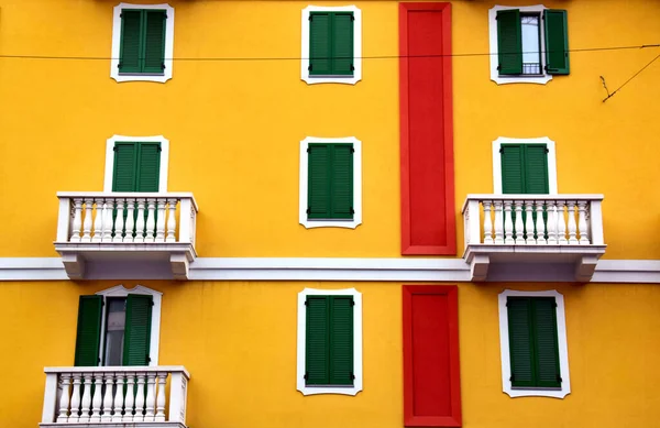 Вид Здание Яркими Цветами Главной Улице Милана Италия — стоковое фото