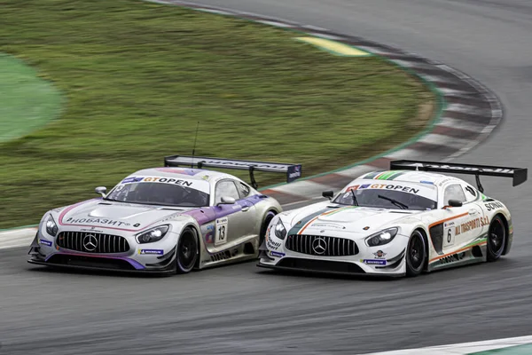 Zwei Weiße Schnelle Rennwagen Auf Nasser Strecke Mercedes Benz Amg — Stockfoto