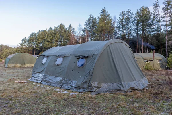 Beau Cliché Une Tente Armée Camp Sol Avec Des Arbres — Photo