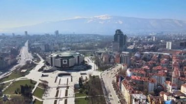 Bulgaristan 'ın Sofya kentindeki Ulusal Kültür Sarayı' na kuşbakışı bakış açısı Vitosha dağına karşı