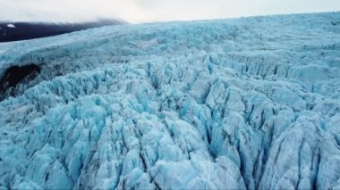 Norveç 'in Svalbard kentindeki Nordenskioldbreen' de açık gökyüzü ile büyük bir buzul yüzeyi görüntüsü.