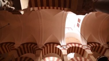 İspanya 'daki Cordoba Camii Katedrali' nin iç görüntüsü.