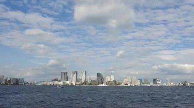 Tokyo Körfezi 'nin, gökdelenlerin ufuk çizgisi, Japonya' nın hızlandırılmış görüntüleri.