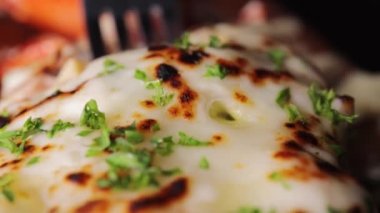 Çatallı bir peynirin yakın çekim videosu.