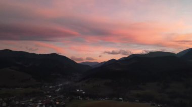 Almanya 'da sisli bir arazide gün batımı