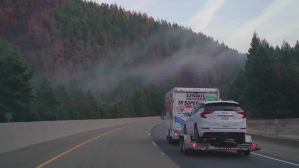 Widok Przez Okno Poruszającej Się Ciężarówki Haul Międzystanowej Oregonie Podczas — Wideo stockowe