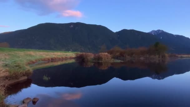 Hermosas Montañas Previas Cerca Lago Pitt Meadows Canadá Bajo Brillante — Vídeo de stock